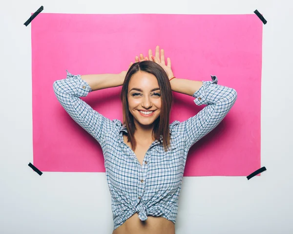 Menina alegre posando na câmera — Fotografia de Stock