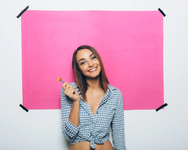Mujer joven feliz con piruleta — Foto de Stock