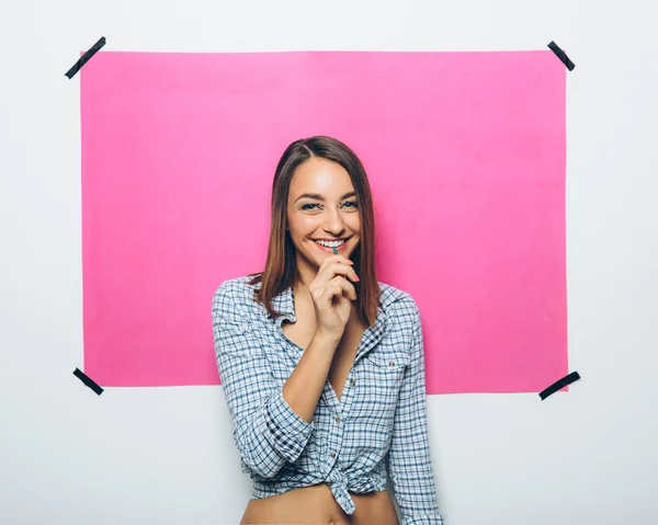 Mujer joven feliz con piruleta — Foto de Stock