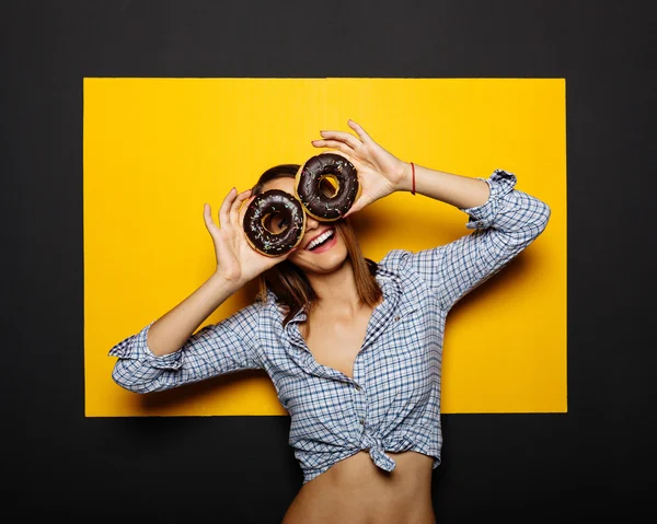 Chica sosteniendo un donut con hielo de chocolate — Foto de Stock