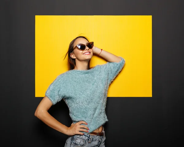 Menina sorridente em óculos — Fotografia de Stock