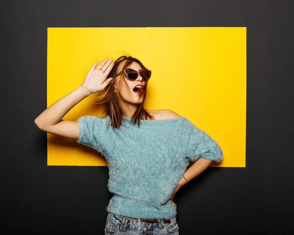 Chica sonriente en gafas — Foto de Stock