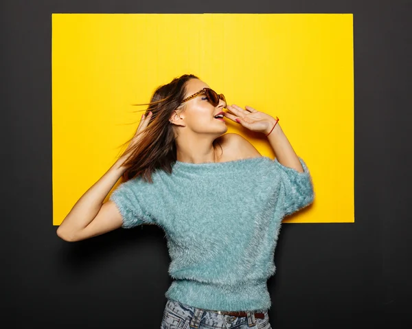 Sorridente ragazza in occhiali — Foto Stock