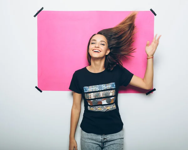 Chica alegre posando en la cámara — Foto de Stock