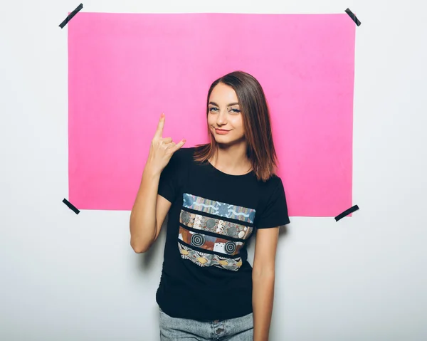 Menina alegre posando na câmera — Fotografia de Stock