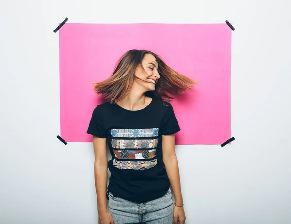 Menina alegre posando na câmera — Fotografia de Stock