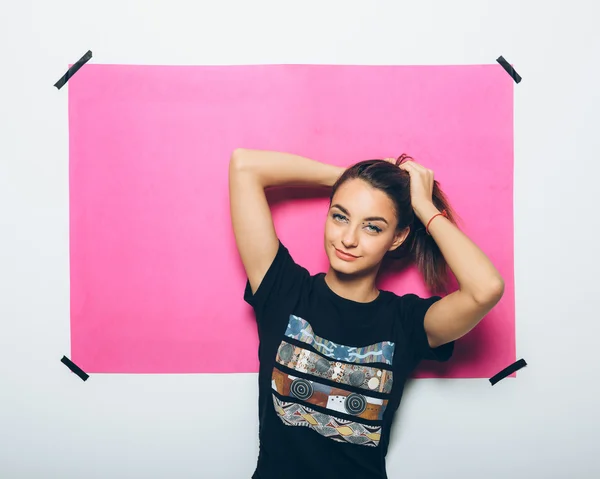 Menina alegre posando na câmera — Fotografia de Stock