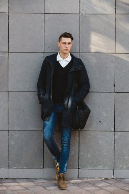 Moda hippi erkek model açık poz