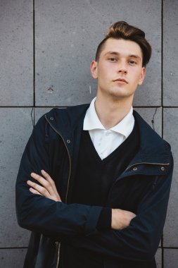 Moda hippi erkek model açık poz