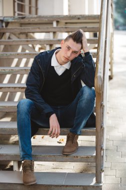 Moda yakışıklı adam model poz