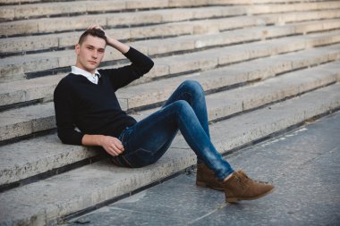 Moda yakışıklı adam model poz