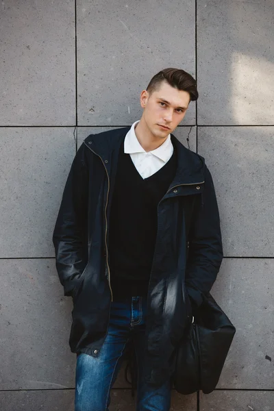 Moda hipster modelo masculino posando al aire libre —  Fotos de Stock