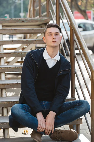 Modelo de hombre guapo de moda posando — Foto de Stock