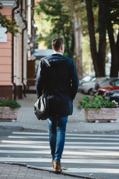 Młody człowiek przejść przez ulicę — Zdjęcie stockowe