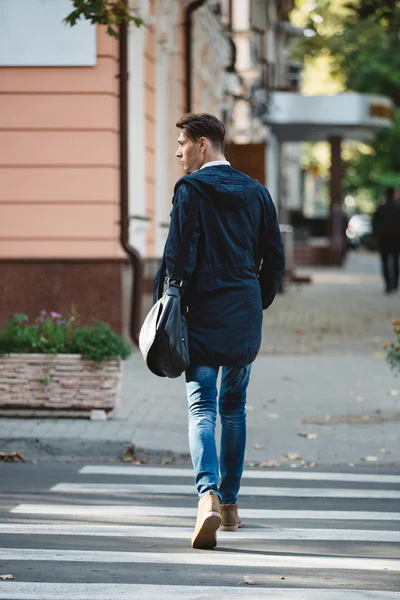 Ung man korsa gatan — Stockfoto