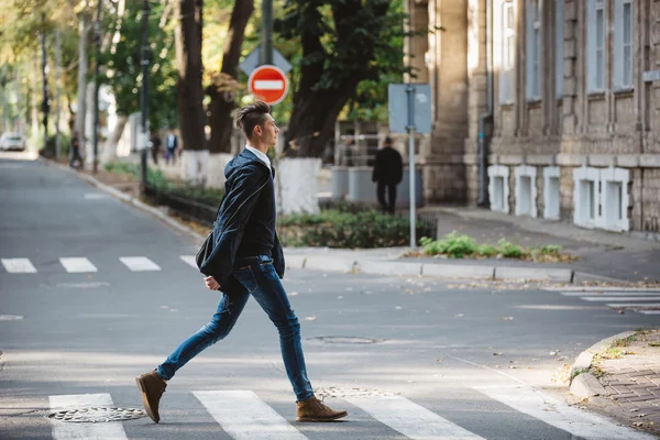 Young man cross the street — Stock Photo, Image