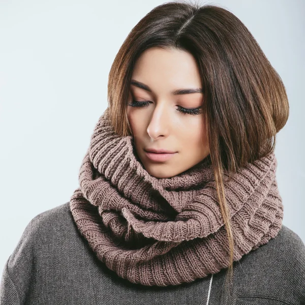 Menina na moda no inverno roupa tricotada — Fotografia de Stock