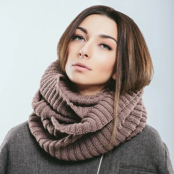 Modisches Mädchen in winterlicher Strickmode — Stockfoto