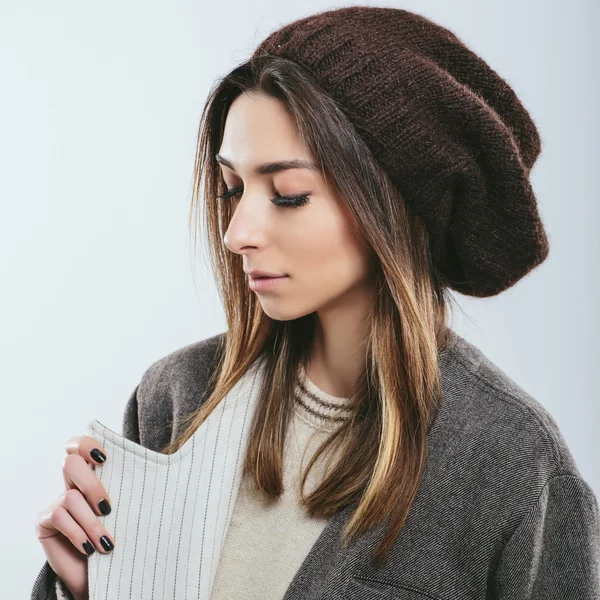 Fashionable girl in winter knitted clothes — Stock Photo, Image