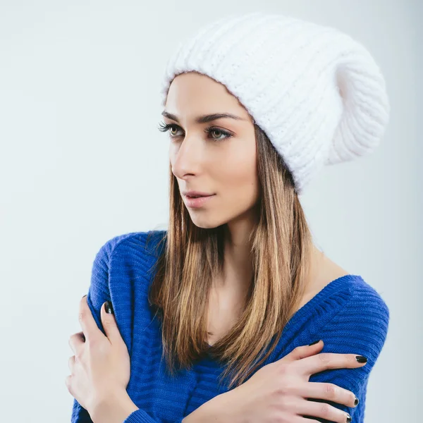 Fille à la mode en hiver vêtements tricotés — Photo