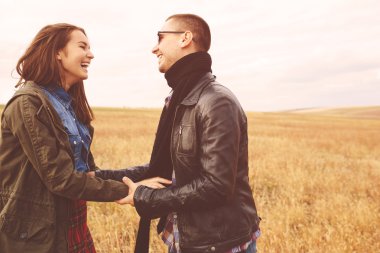 Genç güzel şık çift şehvetli manzara portresi ve