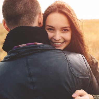 Genç güzel şık çift şehvetli manzara portresi ve