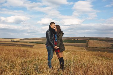 Genç güzel şık çift şehvetli manzara portresi ve