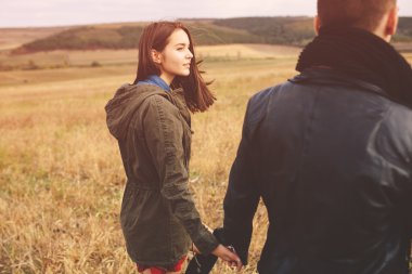 Genç güzel şık çift şehvetli manzara portresi ve