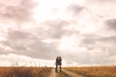 Genç güzel şık çift şehvetli manzara portresi ve