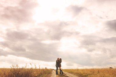 Genç güzel şık çift şehvetli manzara portresi ve