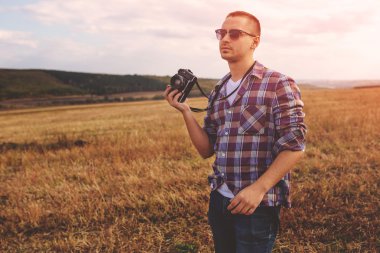 Retro fotoğraf kamera açık hipster yaşam tarzı olan genç adam