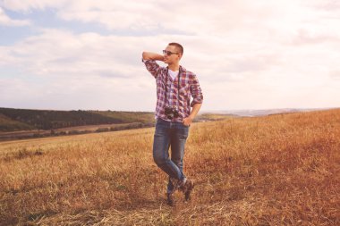 Retro fotoğraf kamera açık hipster yaşam tarzı olan genç adam