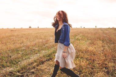 Güzellik kız açık havada doğanın keyfini. Özgür mutlu kadın