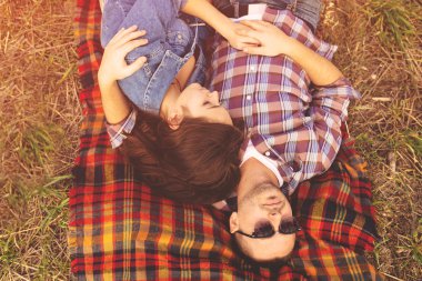 Genç güzel şık çift şehvetli manzara portresi ve