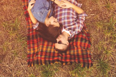 Genç güzel şık çift şehvetli manzara portresi ve