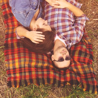 Genç güzel şık çift şehvetli manzara portresi ve