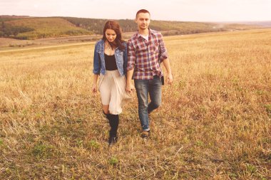 Genç güzel şık çift şehvetli manzara portresi ve