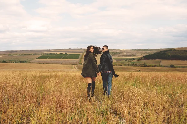 Paisaje retrato de joven hermosa pareja elegante sensual y — Foto de Stock