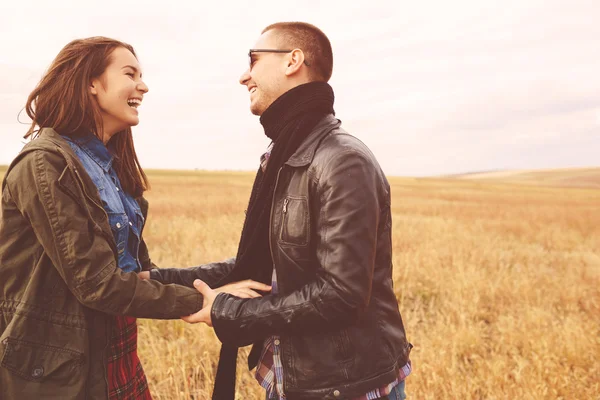 Genç güzel şık çift şehvetli manzara portresi ve