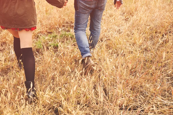 Paisaje retrato de joven hermosa pareja elegante sensual y — Foto de Stock