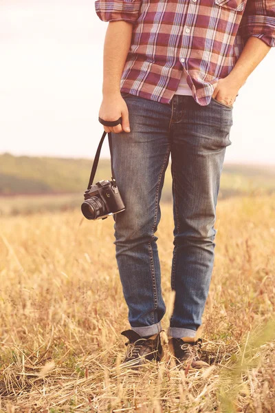 Молодий чоловік з ретро фотоапаратом на відкритому повітрі хіпстер Стиль життя — стокове фото