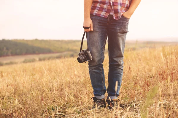 Hombre joven con cámara de fotos retro hipster al aire libre Estilo de vida — Foto de Stock