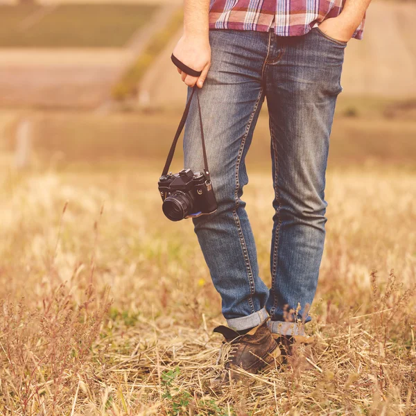 Homem jovem com câmera de foto retro ao ar livre hipster Estilo de vida — Fotografia de Stock