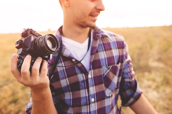 Hombre joven con cámara de fotos retro hipster al aire libre Estilo de vida — Foto de Stock