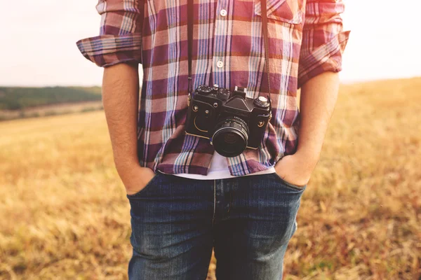 Homem jovem com câmera de foto retro ao ar livre hipster Estilo de vida — Fotografia de Stock
