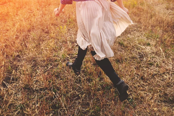 Güzellik kız açık havada doğanın keyfini. Özgür mutlu kadın