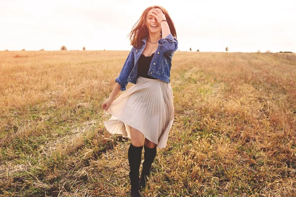 Güzellik kız açık havada doğanın keyfini. Özgür mutlu kadın