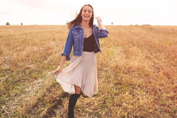 Bellezza ragazza all'aperto godendo la natura. Libera donna felice — Foto Stock