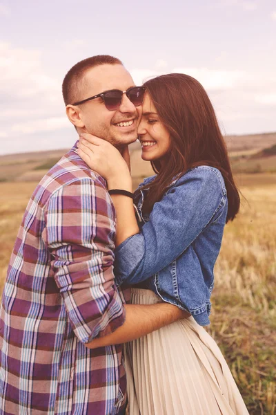 Paisaje retrato de joven hermosa pareja elegante sensual y —  Fotos de Stock