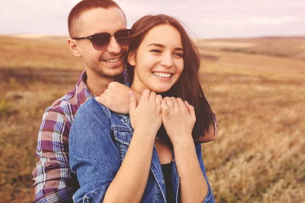 Retrato de paisagem de jovem belo casal elegante sensual e — Fotografia de Stock